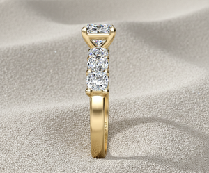 Anillo de compromiso de diamante cultivado en laboratorio Stonewels, estilo vintage, corte cojín, engaste de garras con piedras laterales, oro de 14K, anillo nupcial certificado - Product Image 4