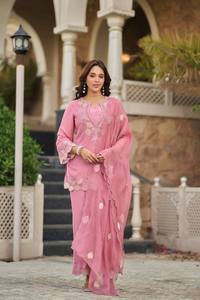 Traje de satén rosa tradicional de 3 piezas para mujer, con bordado de lentejuelas en satén natural, con ribete de encaje en la parte superior, la parte inferior y la dupatta. - Product Image 1