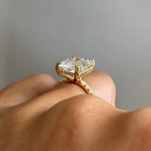 Anillo de Compromiso con Diamante Radiante Cultivado en Laboratorio de 5 Quilates con Halo Oculto, Certificado IGI, Corte Radiante E VVS2 - Product Image 2