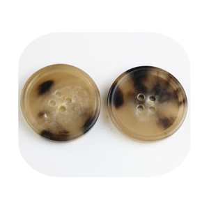 Boutons ronds en corne, faits à la main, écologiques, en matériaux organiques, imitation polie, quatre trous, motif marron crème - Product Image 3