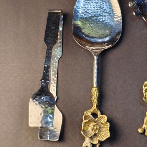 Ensemble de service professionnel en acier inoxydable au design orchidée, texture martelée, comprenant des cuillères de buffet, des serveurs à spaghetti et des pinces à glace - Product Image 5