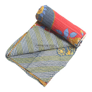 Couvre-lit réversible Kantha vintage indien 100% coton, fait main, lavable, imprimé, cousu à la main, en sari ancien lourd - Product Image 5
