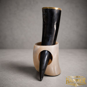 Dark Hammer DHA-101100 Cuerno para beber hecho a mano, ecológico, de cuerno de búfalo natural, con diseño de lobo, punta de latón, borde de latón y soporte para cuerno - Product Image 1