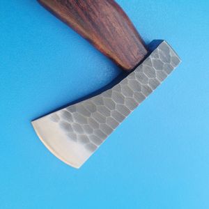 Hacha de Acero de Damasco Hecha a Mano de Alta Calidad con Mango de Madera y Funda de Cuero, Hacha Perfecta para Acampar y Cazar, Regalo para Padre - Product Image 6