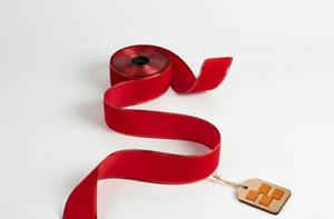 Cinta de terciopelo rojo de 50 mm de primera calidad, suave, de lujo, resistente al encogimiento, para decoración de prendas y empaques de regalo. - Product Image 3