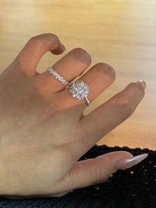 Bague de fiançailles en or blanc 14 carats avec diamant de laboratoire taille princesse 1 carat, couleur F, pureté VVS2, certifié IGI, avec halo et pierres latérales marquise - Product Image 4