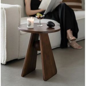 Table d'appoint en bois détaillée, mettant en valeur un savoir-faire raffiné pour des présentations de meubles intérieurs élégants - Product Image 3