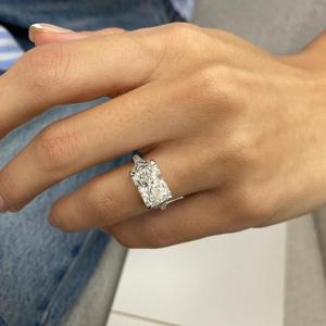 Bague de fiançailles en diamant taille radiant avec halo caché en or blanc, pavé de diamants, solitaire, bague de mariée, bijoux de luxe pour femmes - Product Image 2