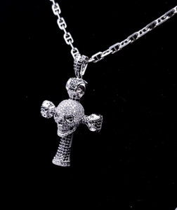Collier pendentif croix tête de mort couleur argent avec strass incrustés, bijou tendance pour le streetwear - Product Image 4