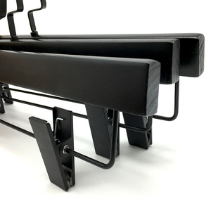 Cintres en bois noir avec pinces en acier inoxydable, cintres modernes minimalistes pour armoire, cintres en bois personnalisés avec logo - Product Image 3