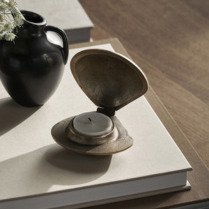 Porte-bougie chauffe-plat en forme de coquille dorée avec couvercle articulé et finition texturée pour décoration côtière - Product Image 1