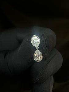 Delicado Anillo de Diamantes Cultivados en Laboratorio en Forma de Pera con Diseño de Hélice en Oro de 14K - Product Image 4