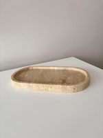 Plateau de service artisanal en travertin naturel en forme de nuage, motif marbré, non fini, pour usage résidentiel