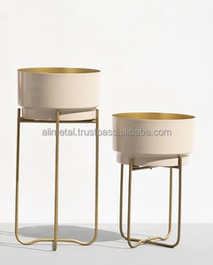 Jardinières en émail beige avec support pour décoration jardin intérieur extérieur et entièrement personnalisable - Product Image 3
