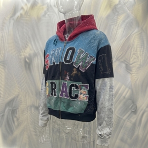 Sudadera con Capucha y Cierre de Cremallera Snow Grace, Diseño con Bloques de Color y Apliques, Corte Regular, Unisex, Ropa de Invierno - Product Image 4