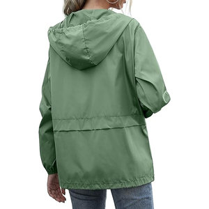Veste coupe-vent imperméable légère pour femme avec capuche, ajustement réglable et plusieurs poches, coupe-vent d'extérieur - Product Image 3