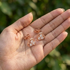Boucle d'oreille délicate en métal en forme de cœur romantique avec trois diamants de laboratoire ronds sertis à griffes, cadeau de Saint-Valentin pour votre femme - Product Image 6