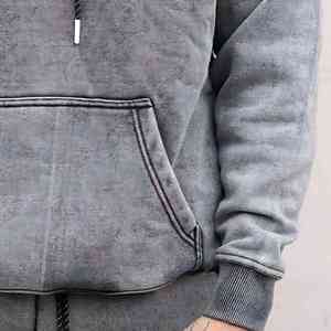 Sweat à capuche gris délavé vintage, style streetwear classique et minimaliste, doux et confortable, pour un look urbain intemporel au quotidien. - Product Image 3