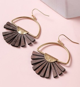 Boucles d'oreilles pendantes rustiques en bois floral faites à la main pour femme, finition polie, idéales pour les fêtes et le quotidien, bijoux fantaisie. - Product Image 1