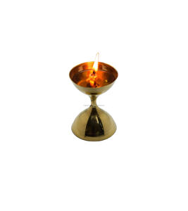 Lampe à huile traditionnelle en laiton faite à la main pour la décoration de Puja Diwali et l'utilisation dans les temples domestiques - Product Image 1