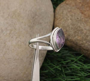 Bague en argent sterling 925 avec améthyste naturelle sertie clos, cinq pierres précieuses violettes véritables pour femme, idéale pour mariage en février - Product Image 2