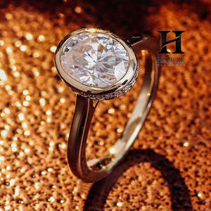 Bague de fiançailles moderne en or jaune 14 carats avec diamant de laboratoire taille ovale serti clos, halo dissimulé et style vintage millgrain - Product Image 2