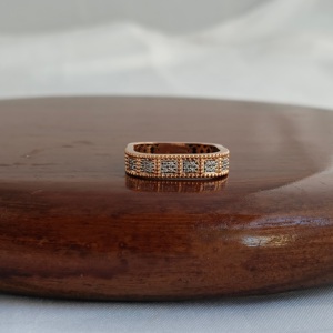 Anillo de Eternidad de Oro Rosa de 18K con Diamantes para Mujer, Diseño Vintage con Engaste Cuadrado Milgrain, Acabado Pulido, Ideal para Uso Diario o Regalo - Product Image 5