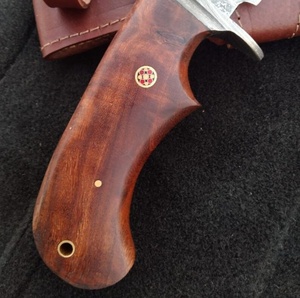 Couteau de chasse, de dépecage et utilitaire haut de gamme en acier Damas fait main, lame fixe, manche en bois, étui en cuir, pour la vente en gros aux États-Unis - Product Image 3