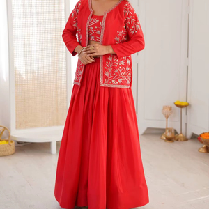 Vêtements de fête tendance de créateurs haut de gamme, veste et lehenga en soie chinon avec chemisier - Product Image 1