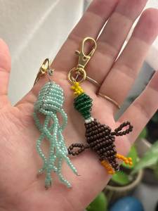 Porte-clés brodé à la main avec des motifs floraux élégants, des perles colorées et un travail artisanal détaillé - Product Image 3