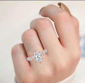 Elegante Anillo Solitario Ovalado de Corte Largo de 4.77 ctw con Halo de Diamantes Redondos en Oro Rosa de 10K - Product Image 1
