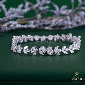 Bracelet tennis de luxe inspiré de la nature, serti de diamants de laboratoire, avec pierres marquise et rondes brillantes, motif feuille. - Product Image 4