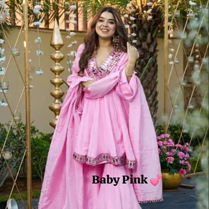 Ensemble Kurti Chinon de créateur lourdement orné avec broderie et dupatta - Product Image 1