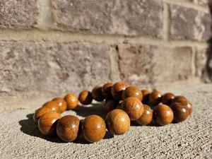 Pulsera de cuentas redondas de madera hecha a mano con acabado natural, ligera, elegante y perfecta para el uso diario. - Product Image 6