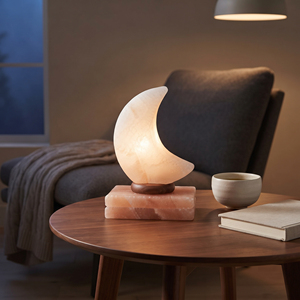 Lampe de sel de l'Himalaya faite à la main avec un design en forme de lune, cristaux roses naturels, support en bois décoratif et éclairage doux pour boutique de cadeaux - Product Image 4