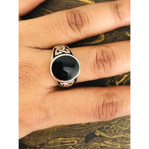 แหวนดีไซน์เนอร์สุดหรูประดับด้วยแบล็คออนิกซ์ (7.8 กรัม) - Product Image 1