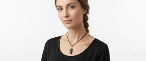 Collier pendentif artisanal en pyrite naturelle enroulée de fil, bijou en cristal de quartz brut avec cordon ciré réglable - Product Image 5
