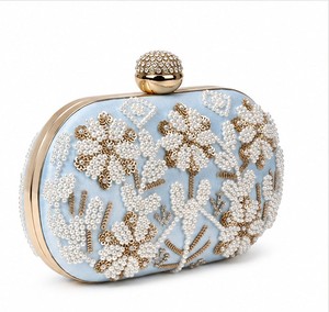 Pochette élégante pour femme avec perles, motif floral, bleu clair, sac de soirée/mariage, fermeture à loquet, sans bandoulière - Product Image 3