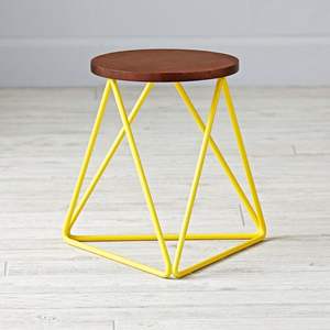 Tabouret en bois et fer robuste, conçu pour résister à une utilisation intensive dans les espaces commerciaux et résidentiels fréquentés - Product Image 1