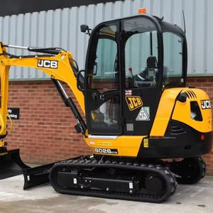 Excavadora Compacta Usada de Color Amarillo con Orugas de Goma Reforzadas y Brazo Giratorio Lateral para Trabajos de Paisajismo Residencial y Utilidades - Product Image 1