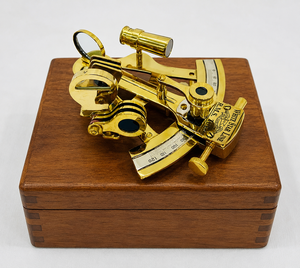 Sextant artisanal en laiton poli, plaqué or, style antique moderne, instrument de navigation maritime vintage, nautique - Product Image 1