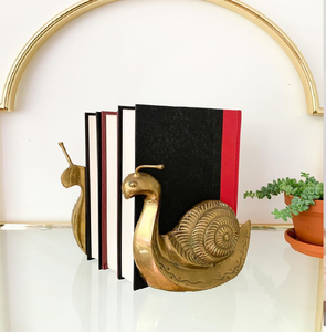 Porte-livres rustiques en bois et or en forme de vélo. Un mélange parfait de charme vintage et de design robuste. Disponible aux prix de gros. - Product Image 5