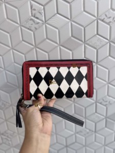 Bolso de mano de cuero tallado a mano con elegante diseño occidental, patrón de cuadros en blanco y negro con ribete rojo, para uso femenino. - Product Image 1