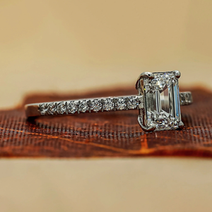 Bague de fiançailles taille émeraude pour femme, sertie de diamants pavés, à quatre griffes, bijoux de mariage, plaqué rhodium, pour soirée, fabriquée en argent 925 - Product Image 2
