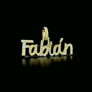 Pendentif classique à une seule couche avec nom glacé en argent sterling 925 plaqué or 14KT et pendentif en diamants Moissanite taille ronde - Product Image 2