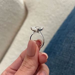 แหวนเพชรเม็ดเดี่ยวทรงเรเดียนท์ 5.0 กะรัต เพาะเลี้ยงในห้องปฏิบัติการ ทอง 14k รับรองโดย IGI ของขวัญเครื่องประดับหรูหราสำหรับงานหมั้นและงานแต่งงาน - Product Image 2
