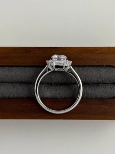 แหวนเพชรทรงกลมเจียระไนแบบบริลเลียนท์ 1.60 กะรัต ประดับเพชรทรงบาแกตต์ด้านข้าง ตัวเรือนทองคำขาว 14K ดีไซน์หรูหรา เหมาะสำหรับเป็นแหวนหมั้น - Product Image 2