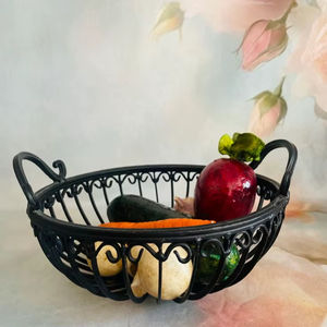 Cesta de frutas de hierro de calidad premium con base estable para exhibir frutas de forma segura en la encimera de la cocina. - Product Image 1