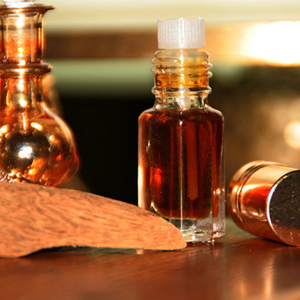 Aceite Esencial de Agarwood 100% Puro de Primera Calidad con Aroma Dulce y Fresco para Cuidado Personal y Aplicaciones de Fragancia - Product Image 1