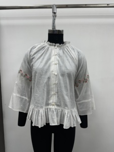 เสื้อผ้าฝ้ายสีขาวปักลายลำลองระบายอากาศได้ดี คอจีน แขนสามส่วนระบายชายเสื้อ ทรงหลวมใส่สบายสำหรับฤดูร้อน - Product Image 2